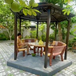 Chòi có thể dễ dàng kê thêm bàn ghế theo sở thích riêng