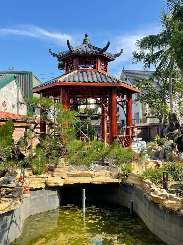Chòi gỗ lục giác được lắp trong khuôn viên sân vườn với hồ cá Koi