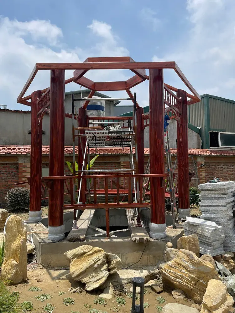 Khung cột chòi đã được dựng lên
