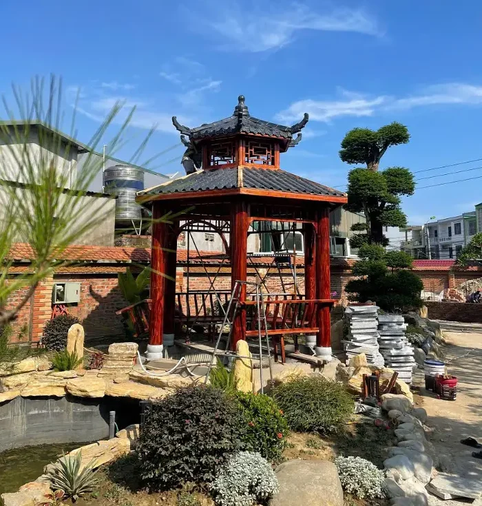 Chòi được lắp đặt trong khuôn viên vườn tùng la hán và hồ cá Koi