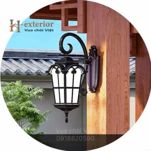 Cạnh cột chòi được treo đèn trang trí tạo ánh sáng ấm áp vào ban đêm