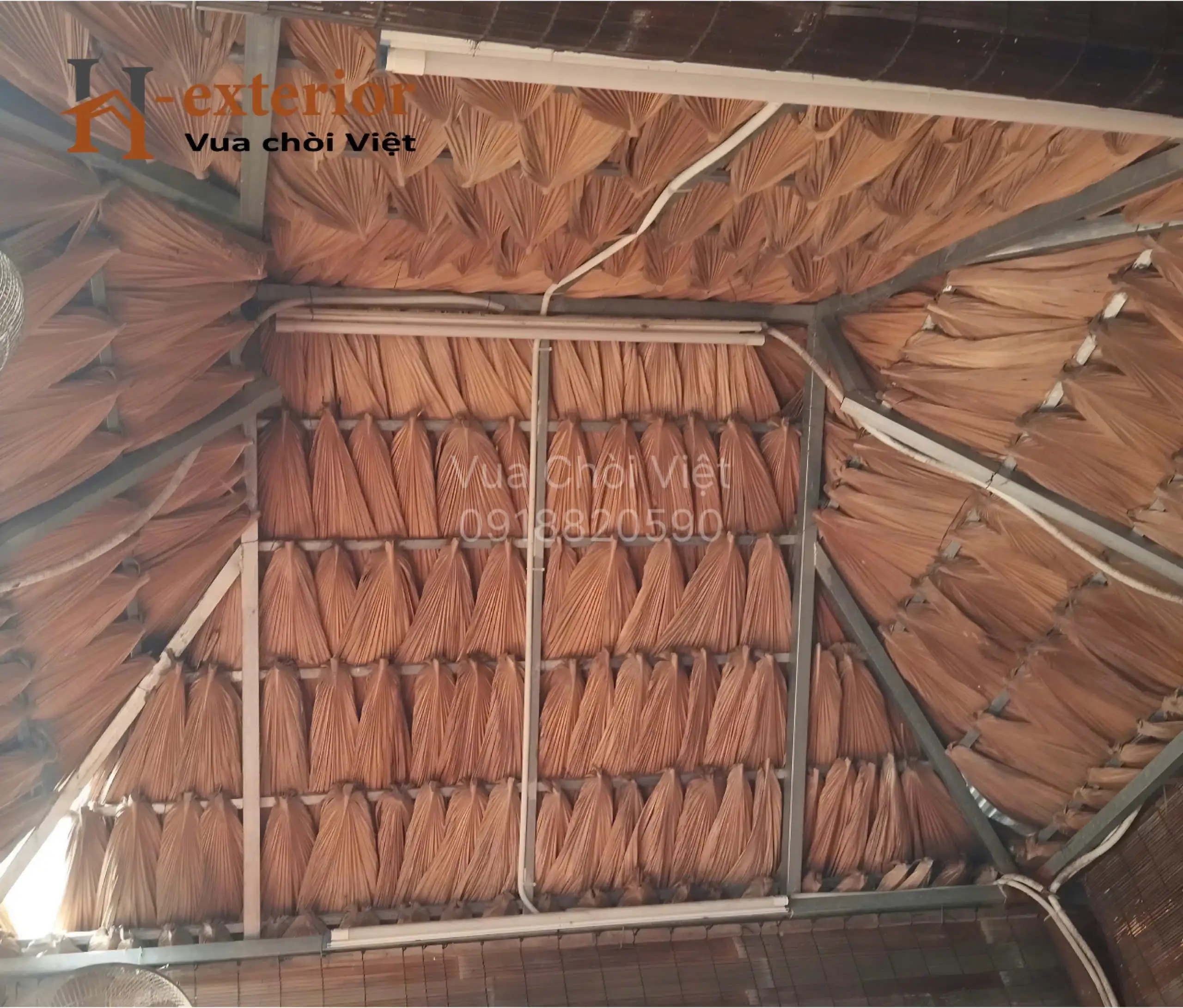 Mái chòi sân vườn bằng sắt đơn giản với các khung đỡ bằng sắt và mái lá