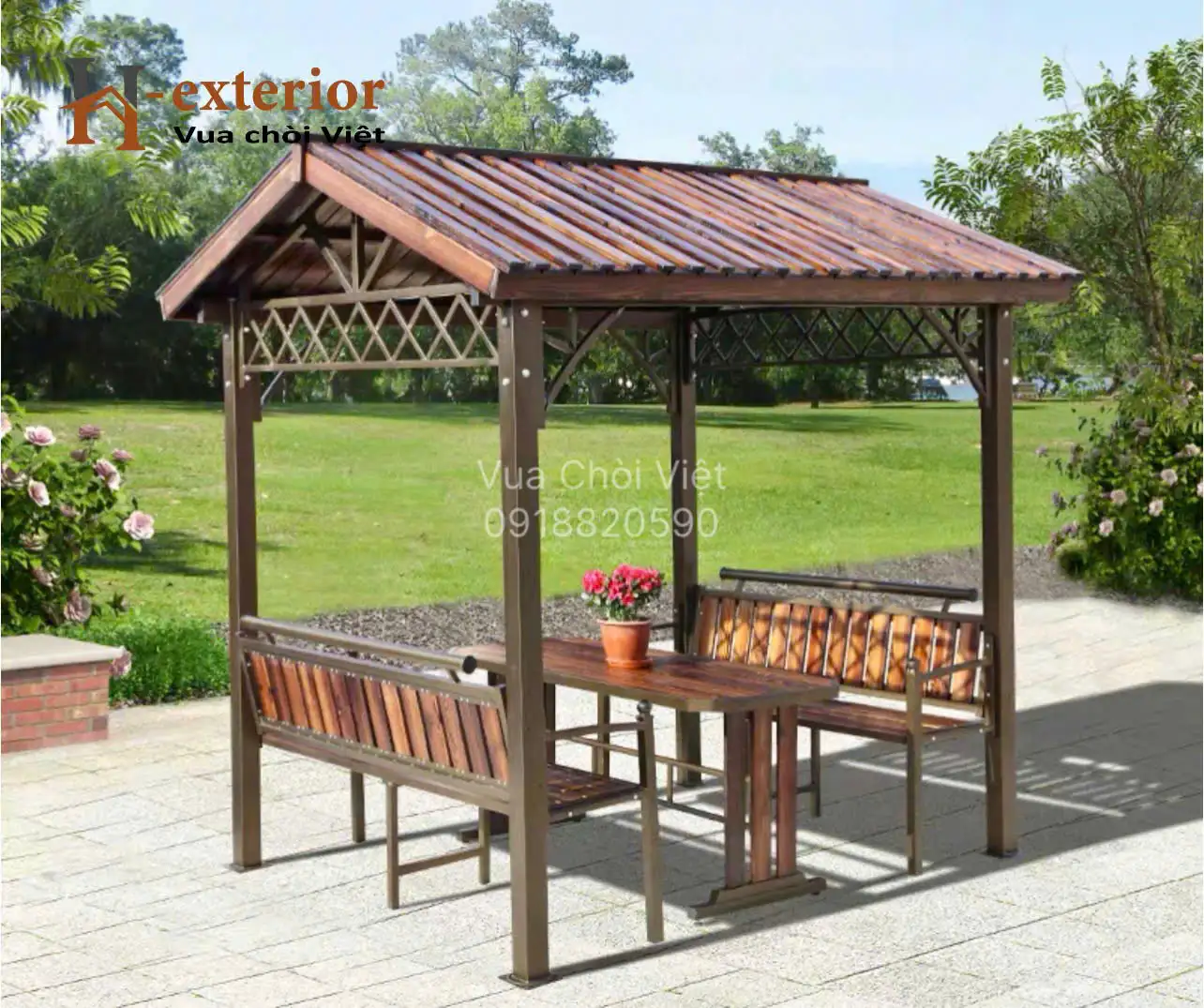 Khung cột được sơn tĩnh điện, mái là các nan gỗ đan xen kín mít