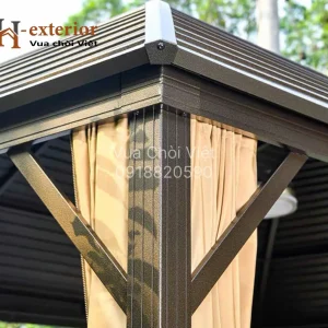 Các góc chòi được gia cố bằng thanh đỡ tam giác tăng thêm sự chắc chắn