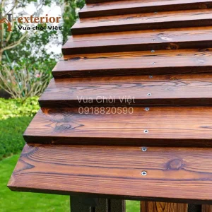 Mái chòi với các tấm gỗ xếp kín mít và có độ dốc lớn giúp thoát nước mưa nhanh chóng