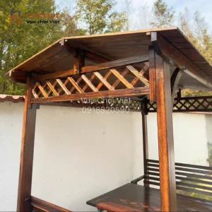Phần mái chòi vát dốc nhẹ về 2 phía giúp thoát nước mưa nhanh chóng