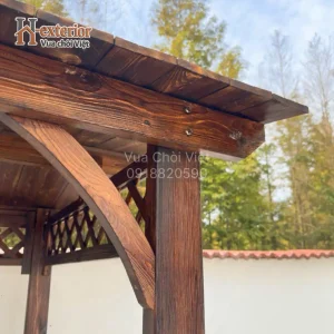 Góc mái được gia cố bằng thanh đỡ dạng tam giác