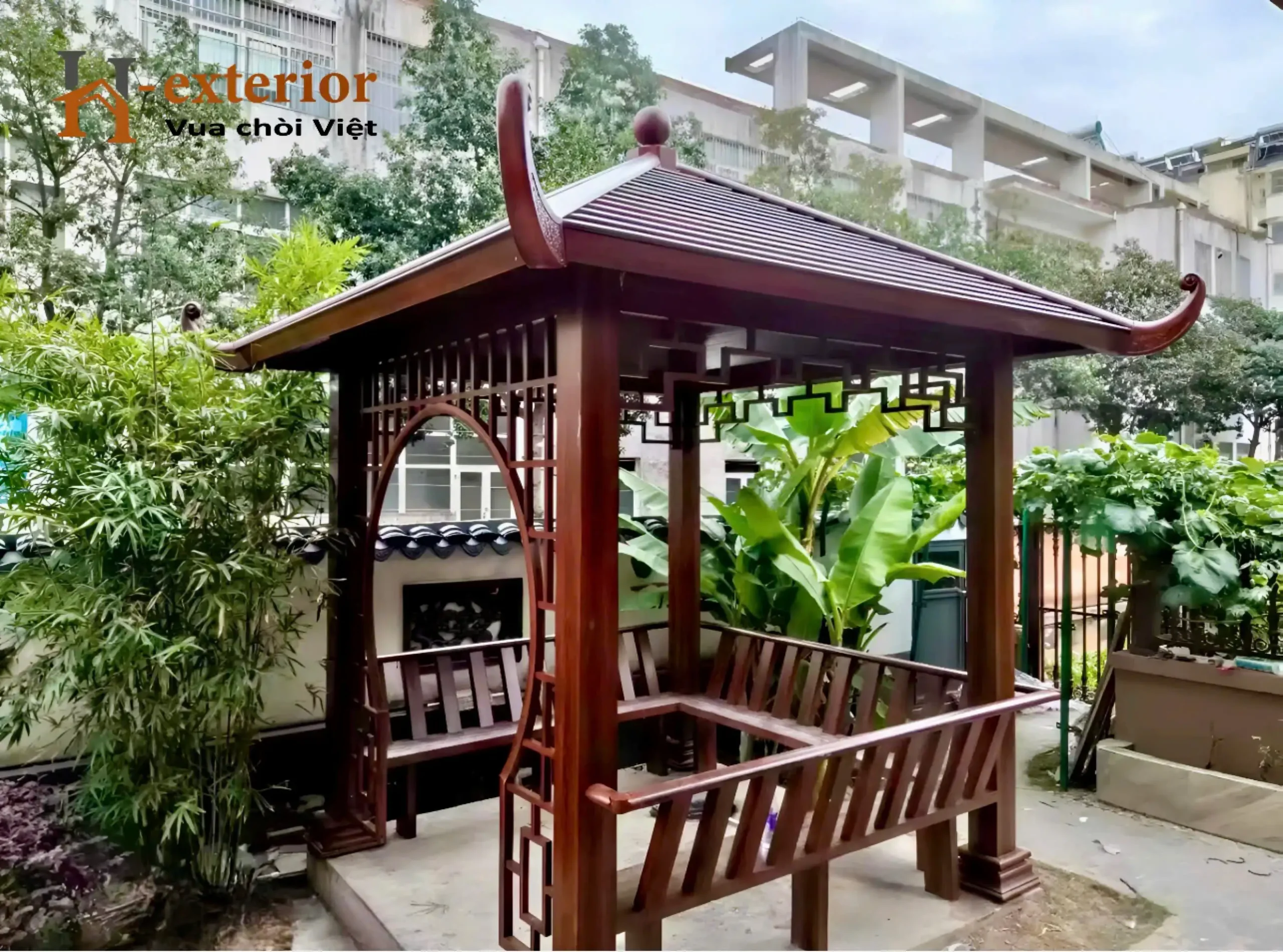 Có thể trang trí chòi sân vườn kết hợp hoa lá cây tạo sự trong lành và gần gũi thiên nhiên