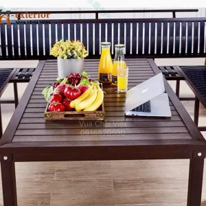 Chòi được trang bị bàn ghế trung tâm tiện lợi