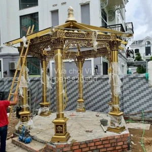 Công trình chòi nhôm đúc lục giác mái Nhật đang thi công, nổi bật với hệ cột tròn đúc nguyên khối và hoa văn tinh xảo