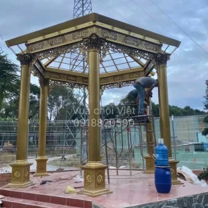 Cột tròn đúc bằng nhôm nguyên khối, đường kính 25cm, cao 2.8m, hoa văn đúc chi tiết tạo điểm nhấn sang trọng