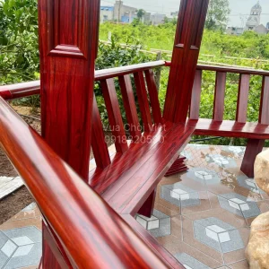 Ghế ngồi tích hợp lan can đầy chắc chắn