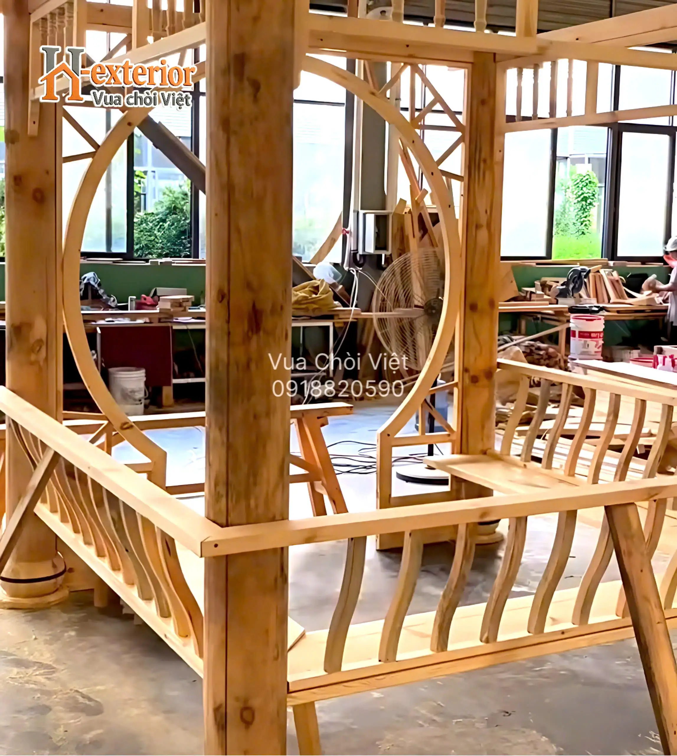 Phần khung của một chòi sân vườn bằng gỗ thông dầu đang được hoàn thiện