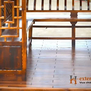 Toàn bộ chòi được làm bằng gỗ: Từ sàn đến ghế ngồi và tựa lưng