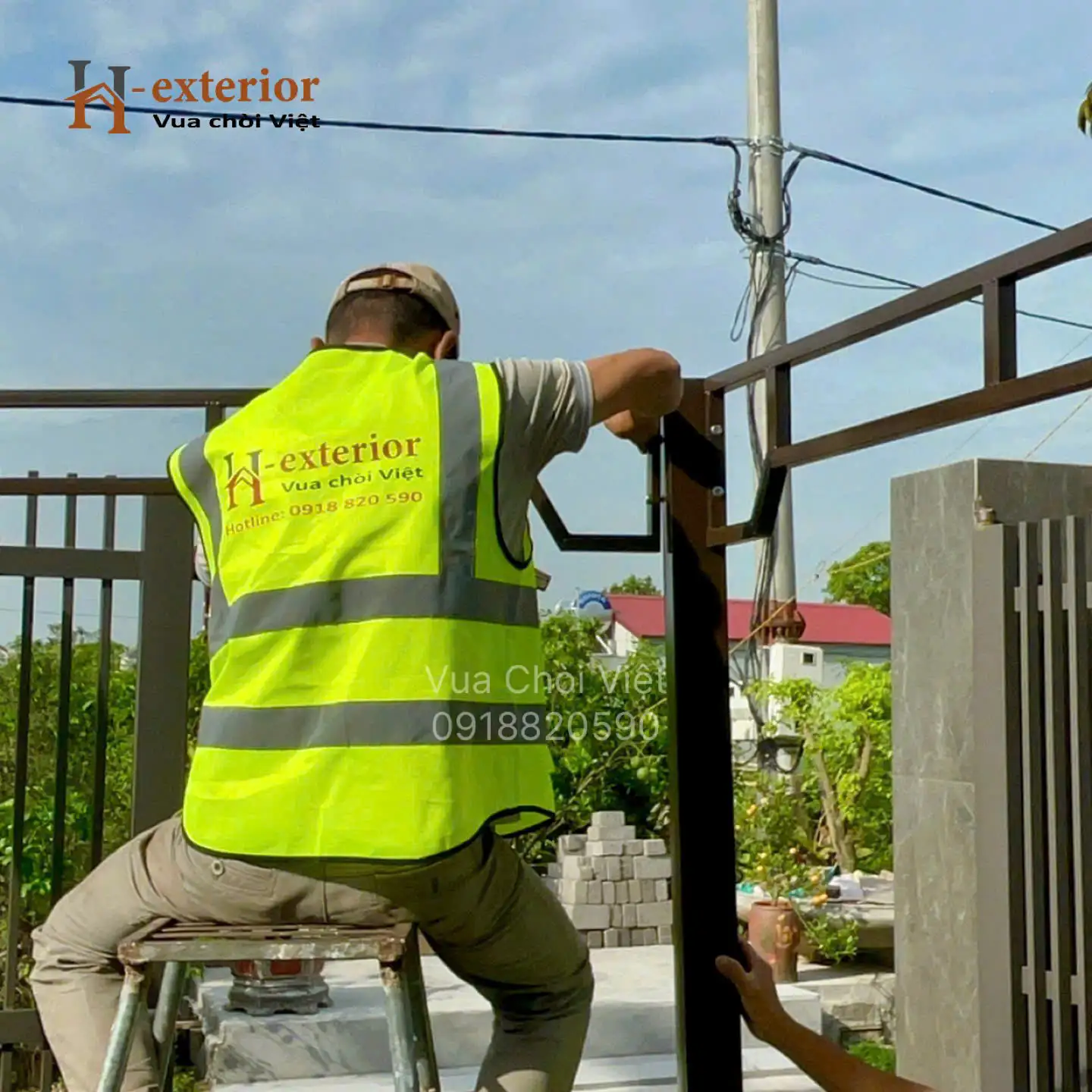 Chuyên viên kỹ thuật thực hiện lắp ghép hệ thống khung đỡ của chòi
