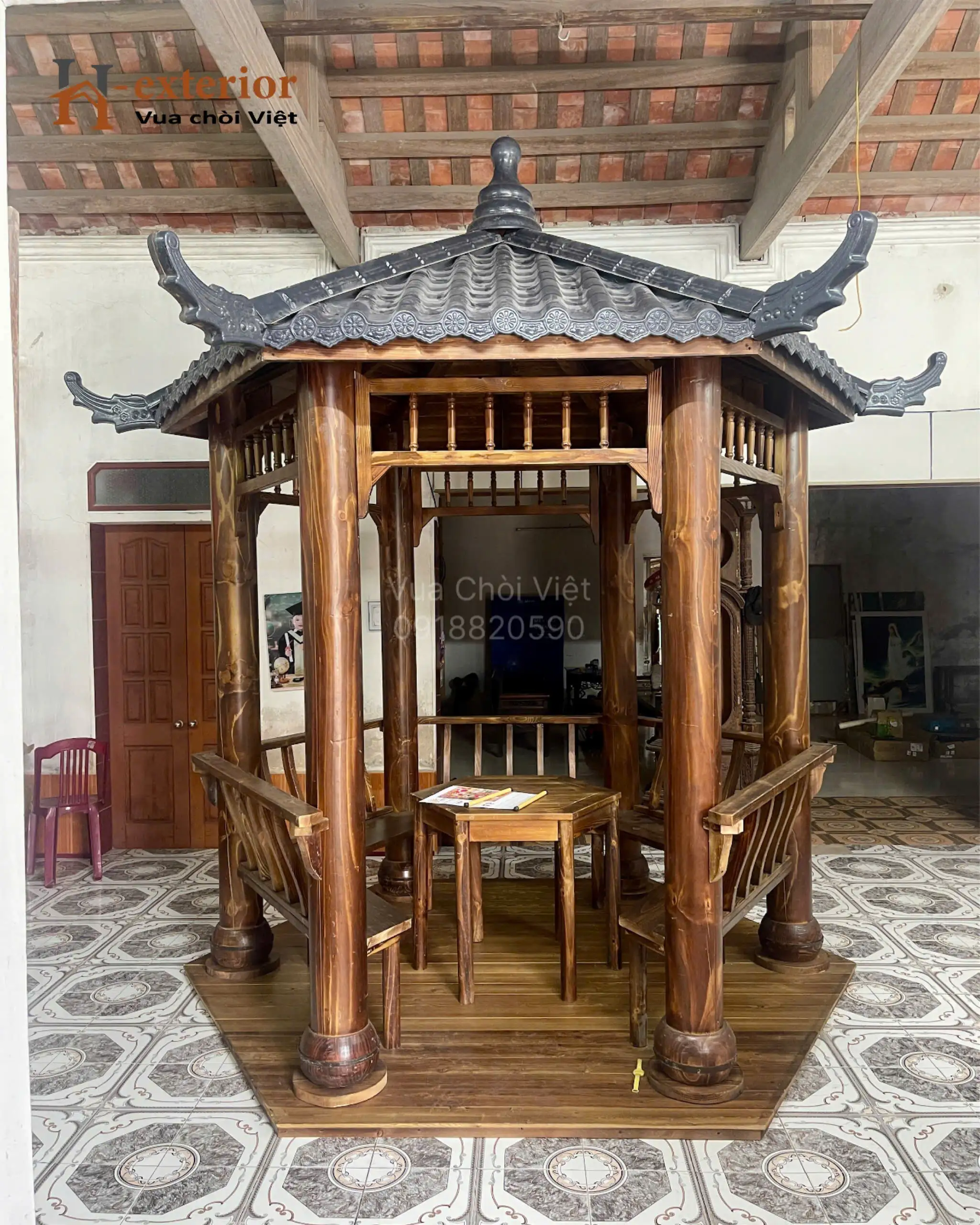 Chòi gỗ thông dầu lục giác được hoàn thiện