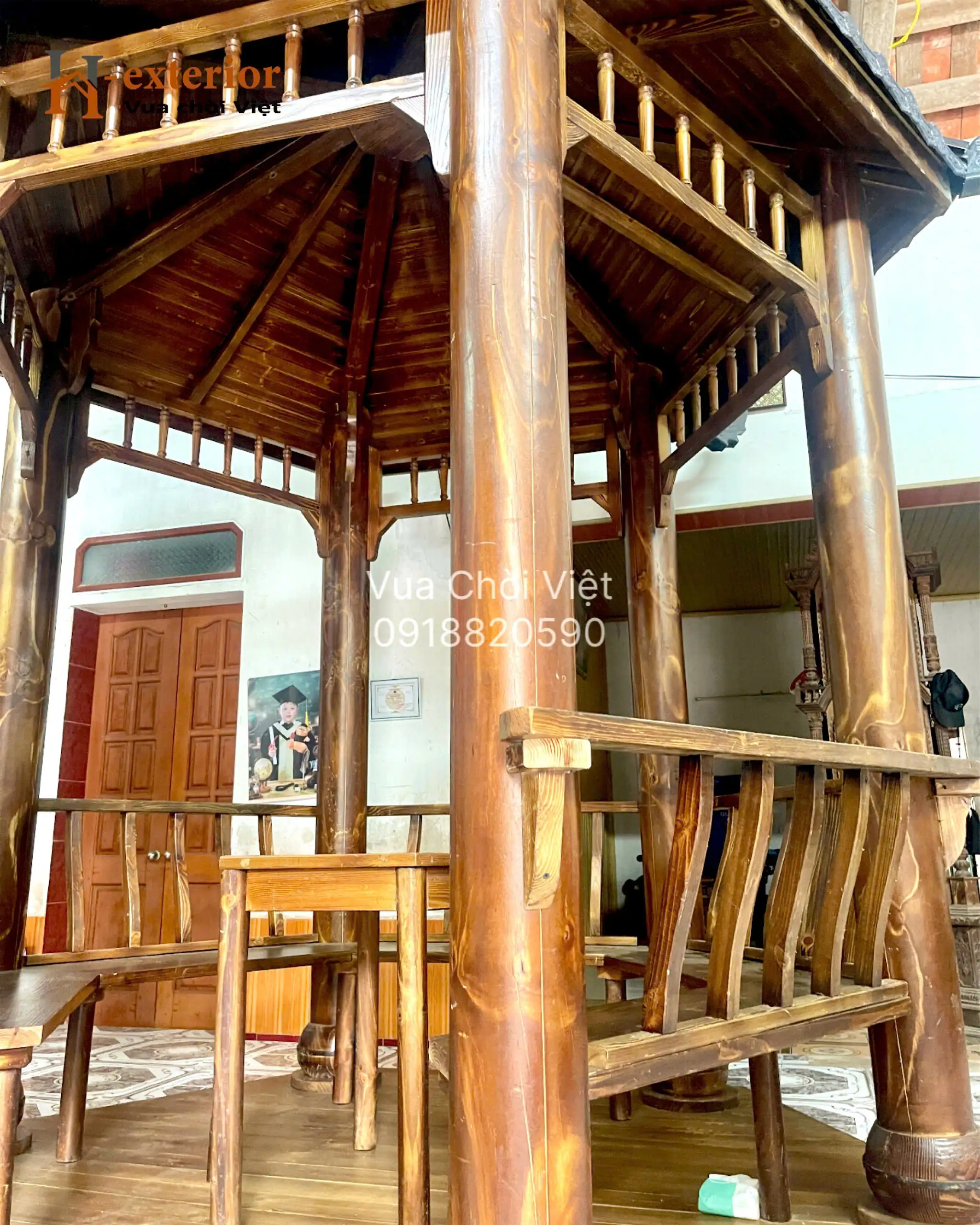 Chòi gỗ thông dầu với vân gỗ tự nhiên nổi bật