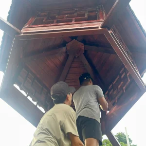 Mái trên chòi gỗ 2 tầng