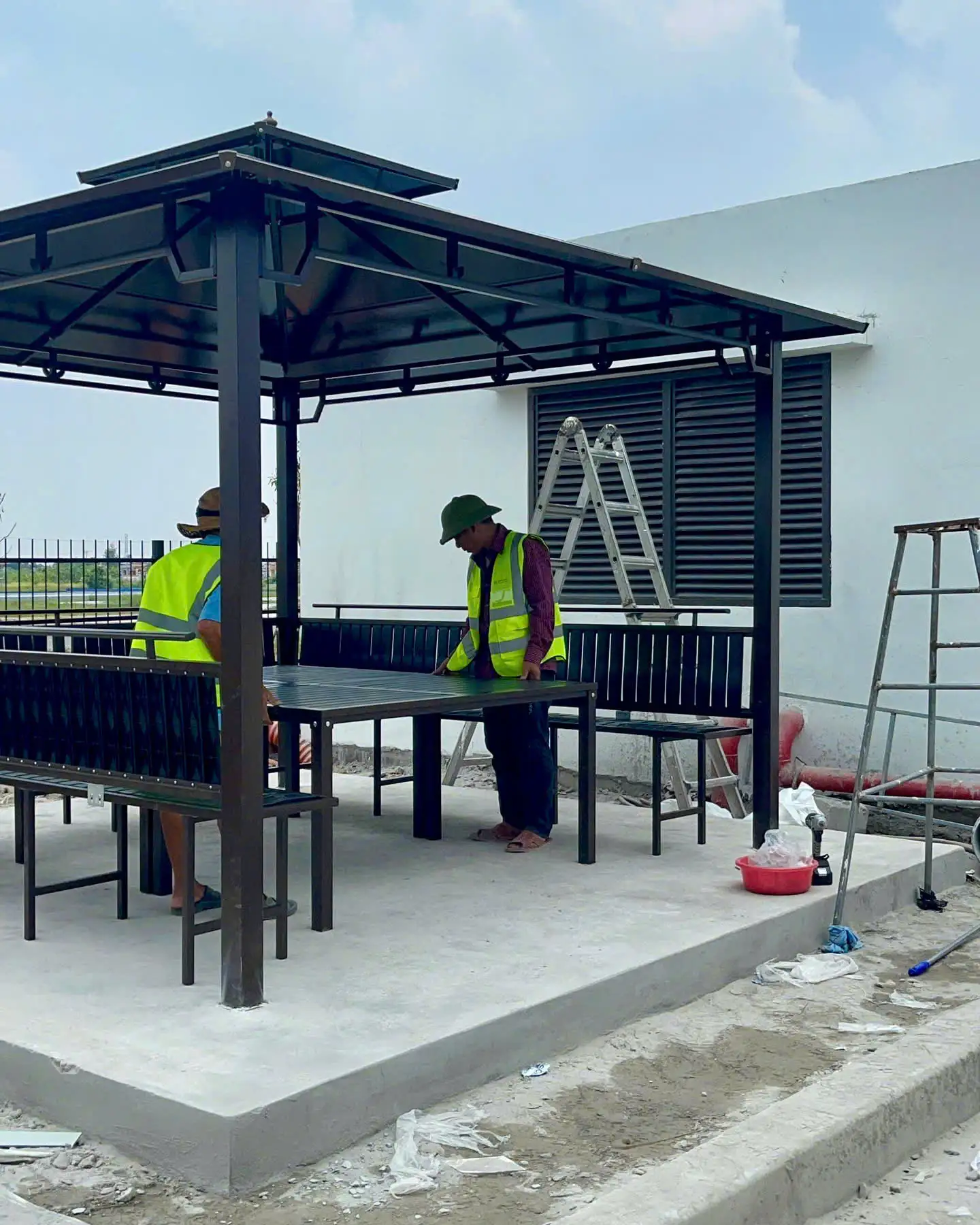 Đội ngũ "Vua Chòi Việt" đang lắp đặt hoàn thiện