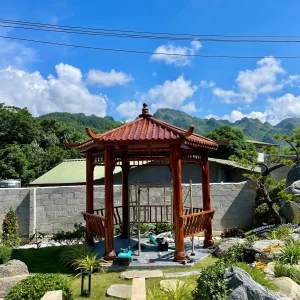 Chòi sân vườn bằng gỗ lục giác khoe dáng giữa núi non trùng điệp