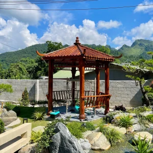 Sừng trâu cong vút trang trí ở góc mái tạo cho chòi vẻ đẹp truyền thống