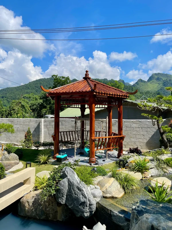 Sừng trâu cong vút trang trí ở góc mái tạo cho chòi vẻ đẹp truyền thống