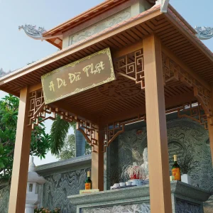 Lầu che bàn thờ khu tâm linh