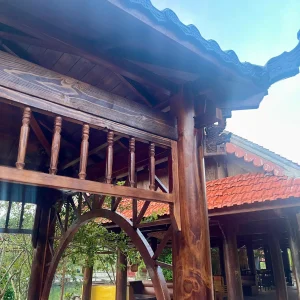 Chòi sân vườn bằng gỗ tứ giác