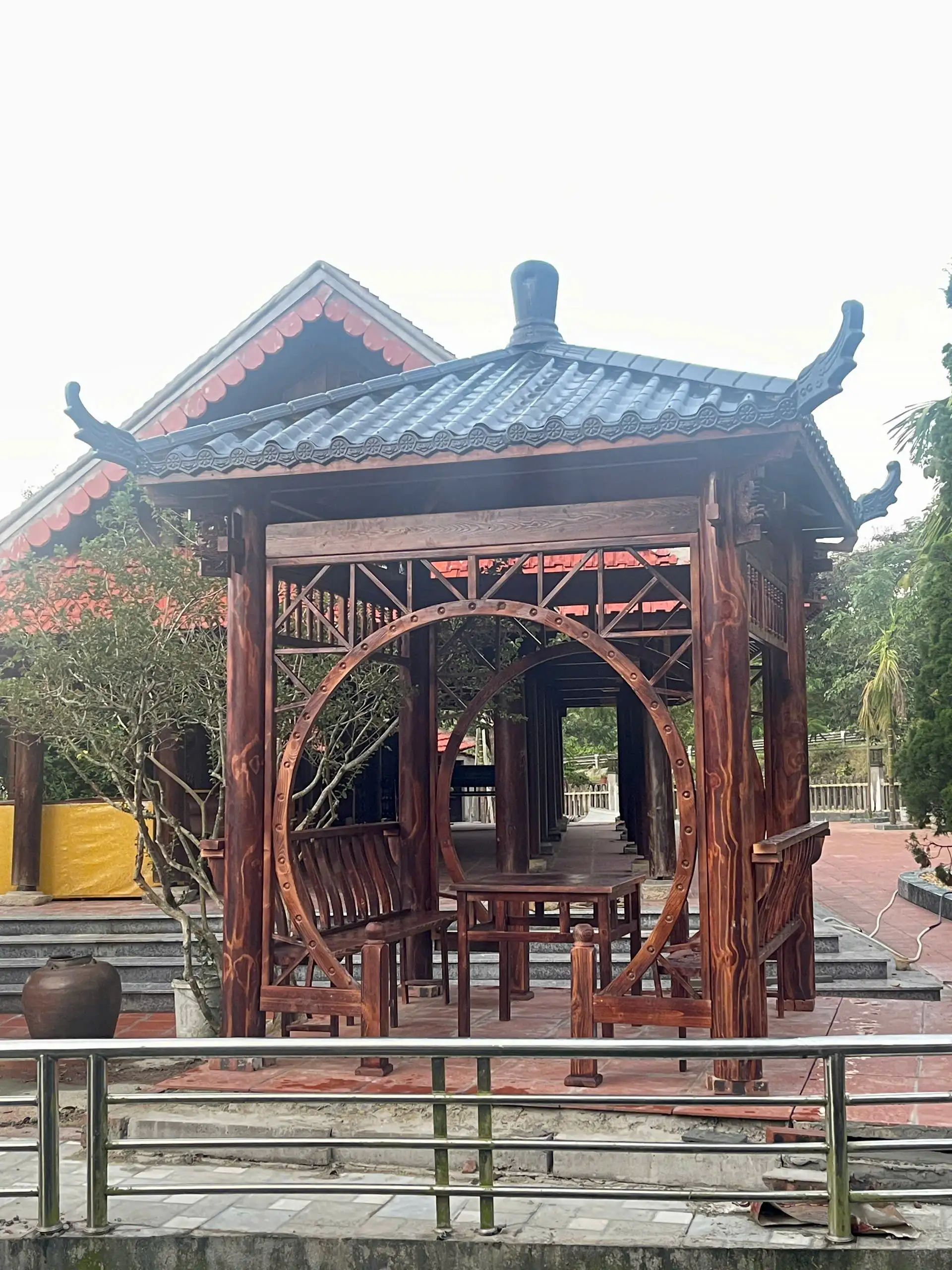 Chòi sân vườn bằng gỗ tứ giác