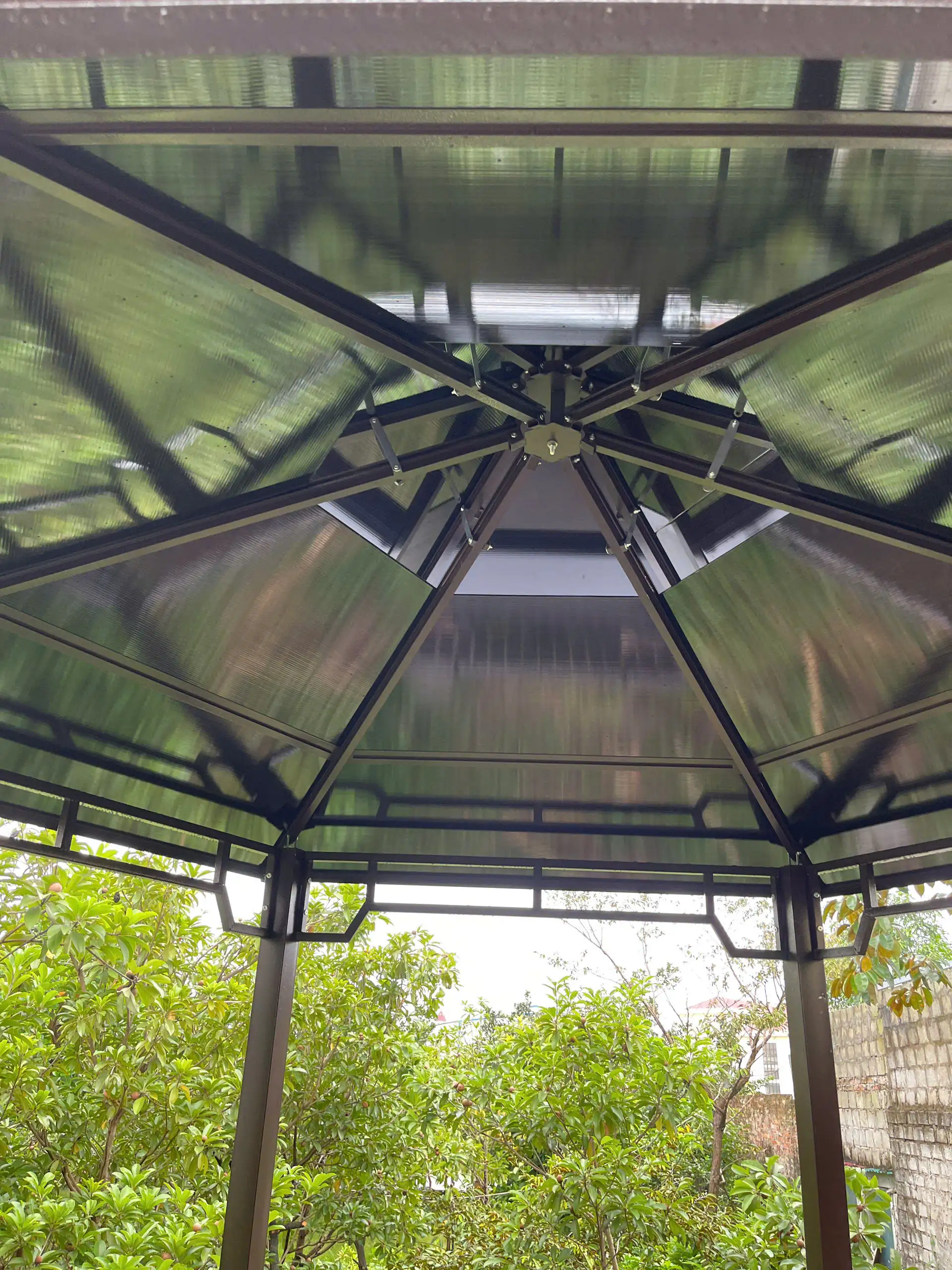 Mái chòi được làm từ nhựa Polycarbonate sáng bóng