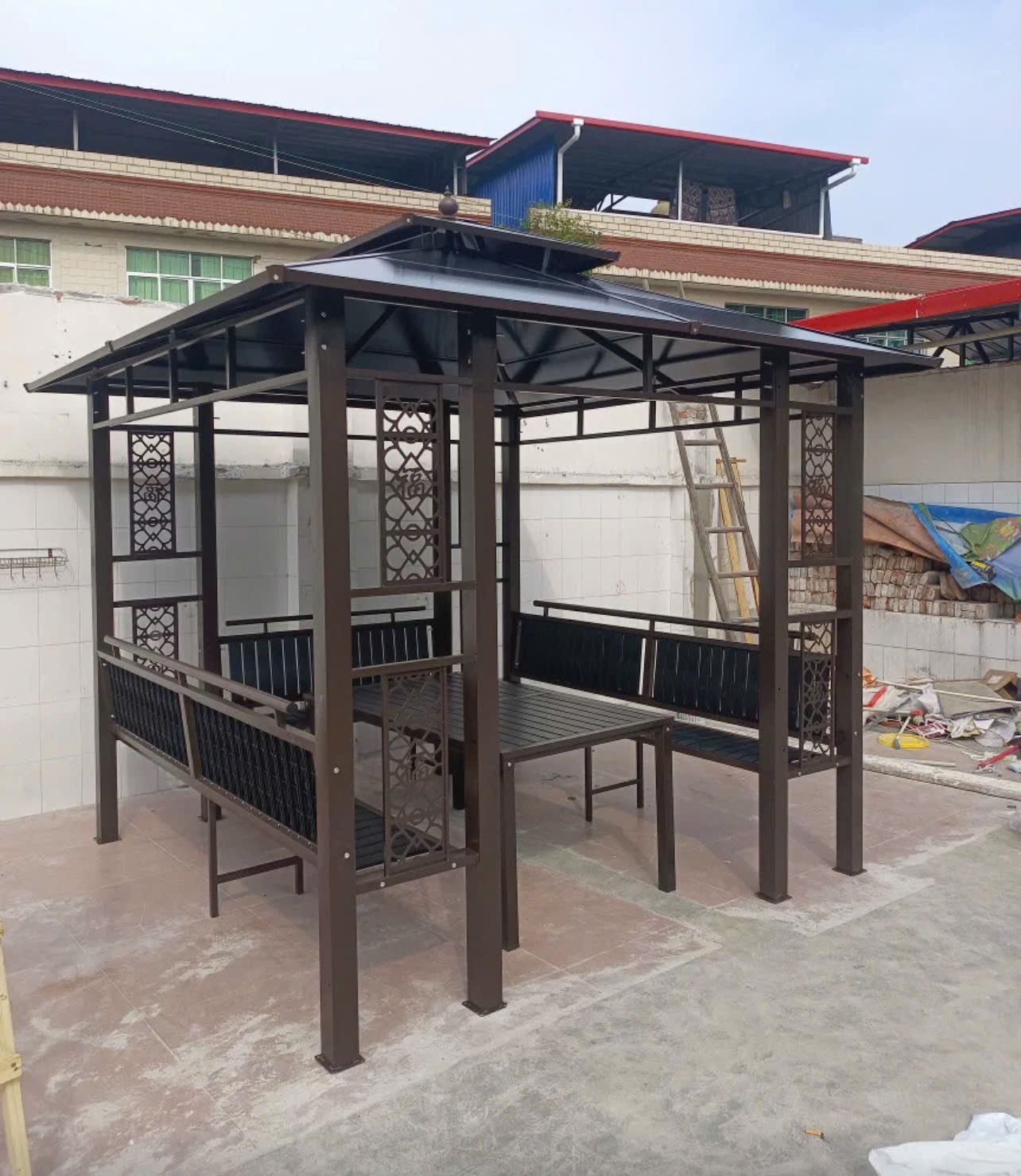 Mẫu chòi nghỉ sân vườn đẹp giá rẻ có đầy đủ bàn và ghế