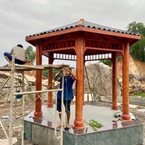 Lầu lục giác sân vườn bằng gỗ một mái đang được thi công và dần hình thành
