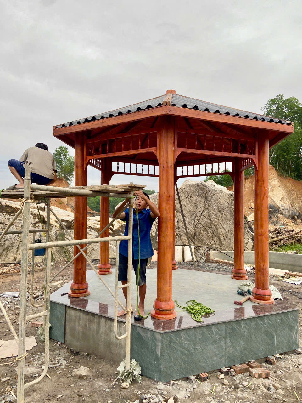 Lầu lục giác sân vườn bằng gỗ một mái đang được thi công và dần hình thành
