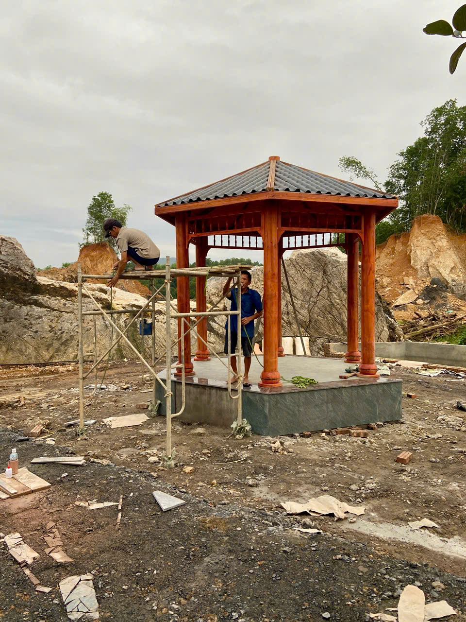 Lầu lục giác sân vườn bằng gỗ một mái sừng sững bên cạnh núi đá