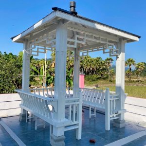 Nhà chòi có 3 hàng ghế băng xung quanh tiện lợi