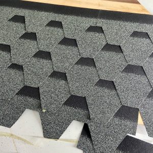 Mái ngói của nhà chòi được lợp bằng ngói bitum màu ghi sang trọng