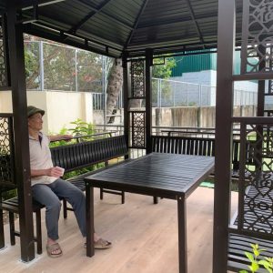 Ghế ngồi chắc chắn, 3 hàng ghế xung quanh và một lối đi ở giữa