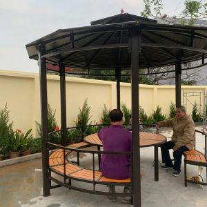Chòi có tích hợp ghế ngồi xung quanh tiện lợi