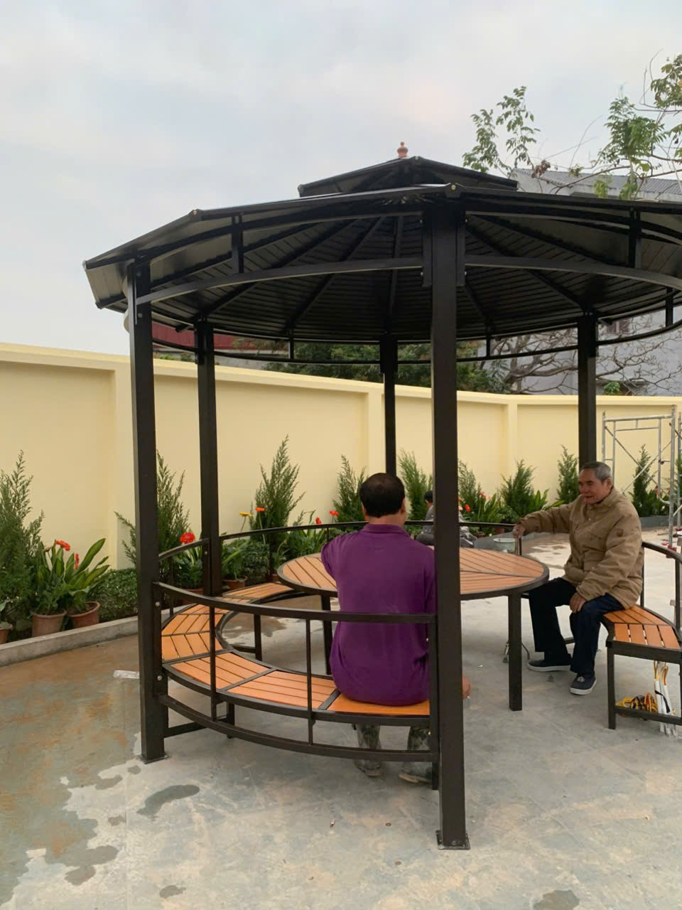 Chòi có tích hợp ghế ngồi xung quanh tiện lợi