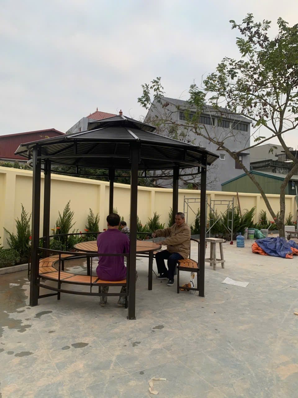 Mái nhà chòi hình tròn được làm từ các tấm thép mạ kẽm bền đẹp và chắc chắn