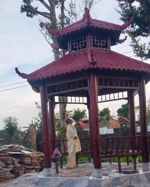 Lắp đặt chòi gỗ thông dầu 2 tầng mái tại ngôi chùa danh tiếng ở Lâm Đồng