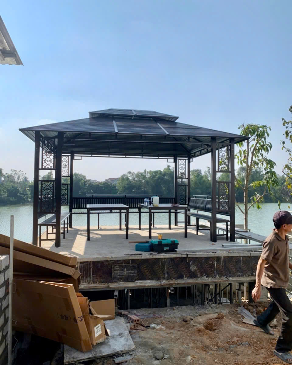 Chòi được lắp đặt bên cạnh dòng sông đầy thơ mộng