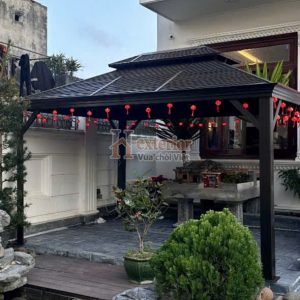 Chòi được trang trí thêm đèn LED đỏ chuẩn bị đón tết Nguyên Đán