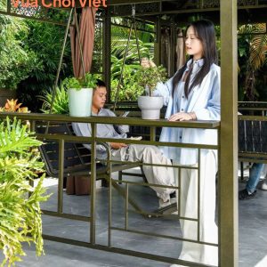 Có thể trang trí chòi xích đu bằng các chậu hoa