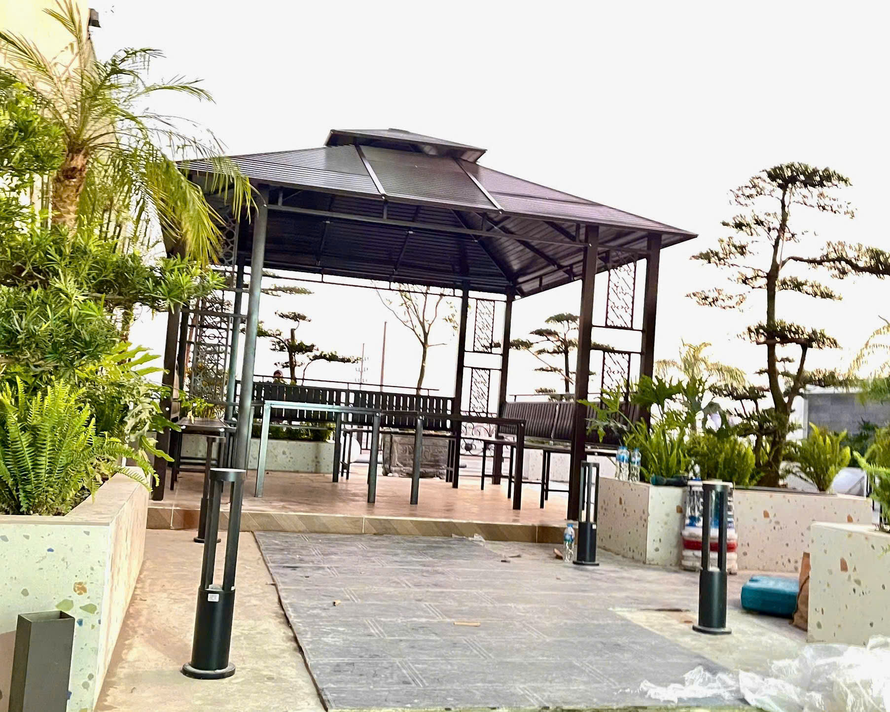 Chòi được lắp dựng trong khuôn viên rộng rãi thoáng mát