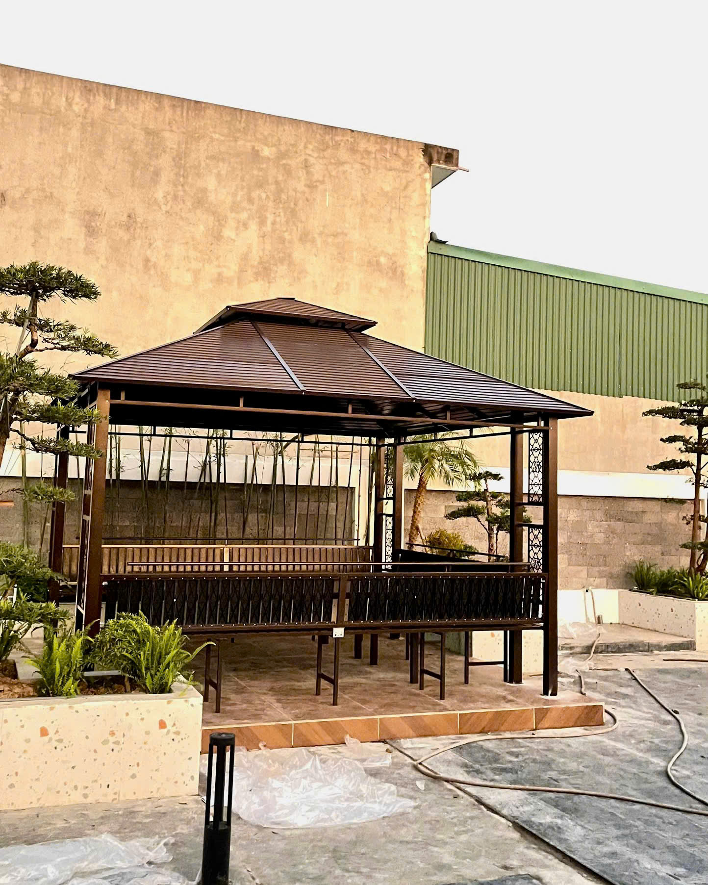 Chòi với mái tôn mạ kẽm chắc chắn không ngại gió bão