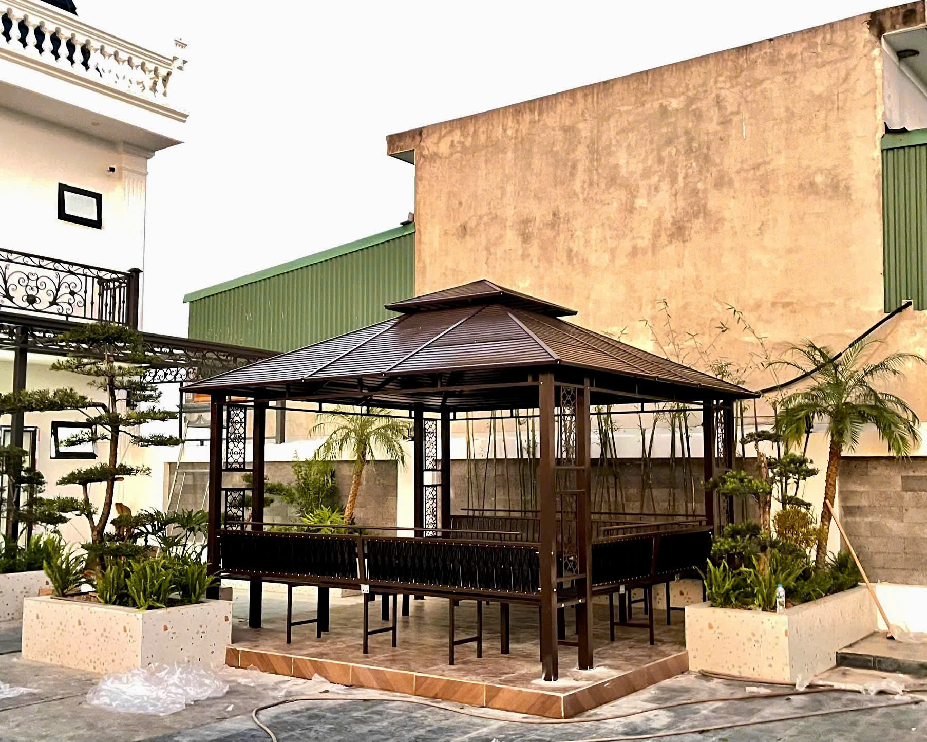 Chòi diện tích lớn đủ chỗ cho 20 người ngồi cùng một lúc