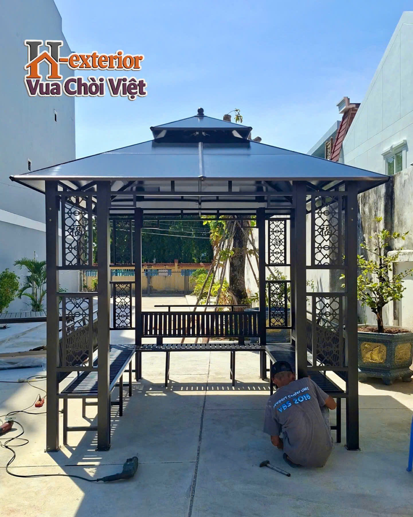 Các thợ kỹ thuật đang miệt mài hoàn thiện những khâu cuối cùng