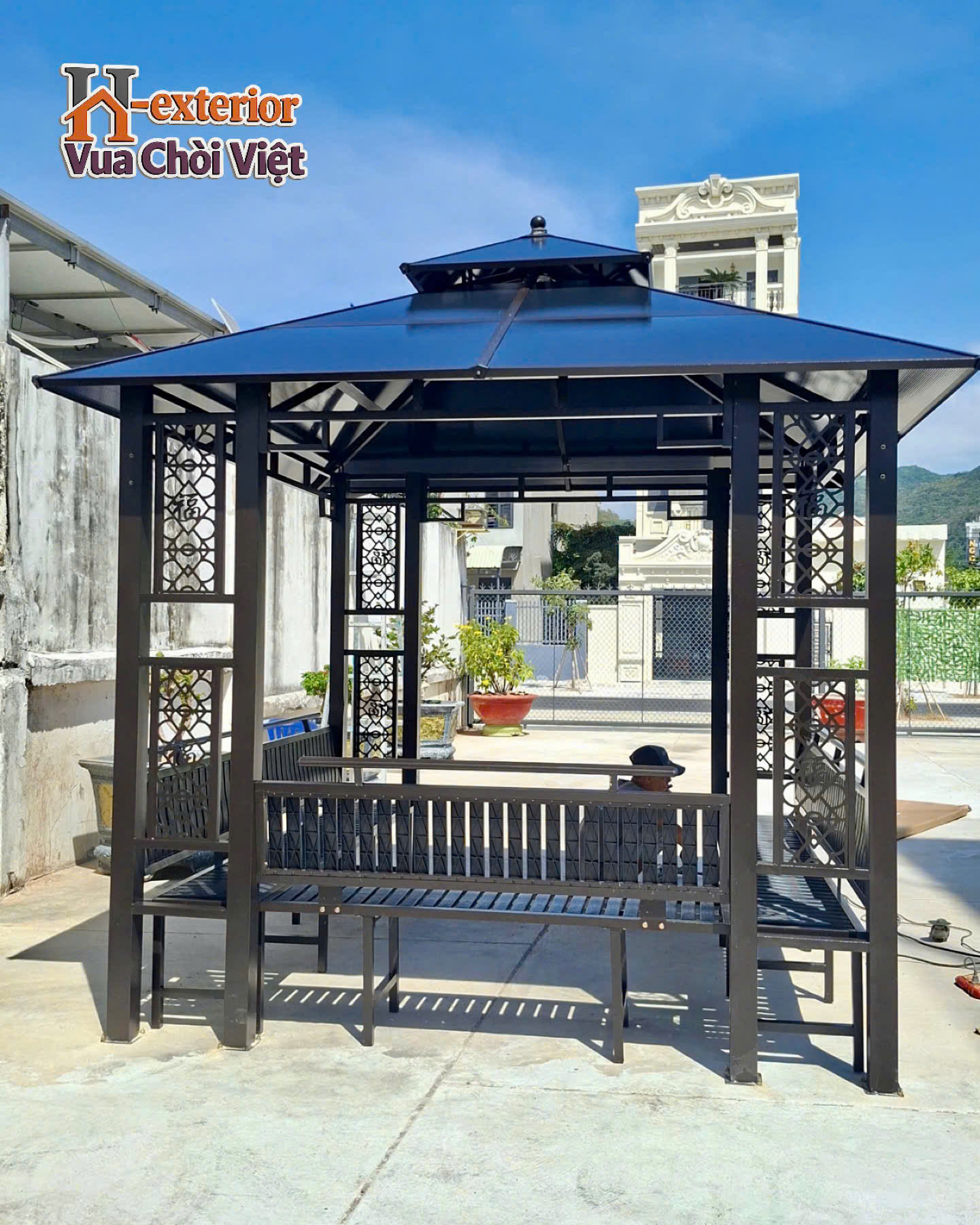 Sau vài giờ đồng hồ, chòi cà phê sân vườn hiện lên nổi bật dưới ánh nắng của Vũng Tàu