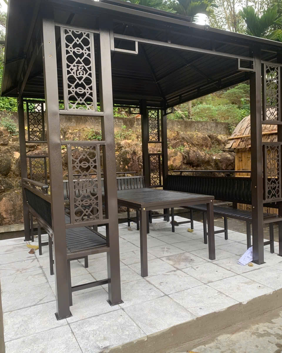 Giữa hai cột được trang trí tấm vách cắt CNC đẹp mắt